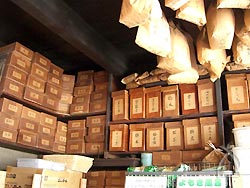 京都太秦の「ゆ」：30～40年前の薬箱も300年の歴史に比べたらまだまだ新しい