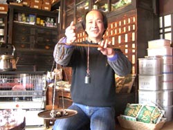 京都太秦の「ゆ」：古道具「竿秤（さおばかり）」もここでは現役で活躍中