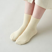 和紡布 ガラ紡の平編み靴下 生成／22-24cm