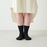 和紡布 ガラ紡の平編み靴下 黒／25-27cm