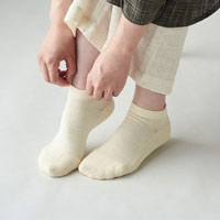 和紡布 ガラ紡のくるぶし半パイル靴下 生成／22-24cm