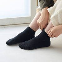 和紡布 ガラ紡のくるぶし半パイル靴下 黒／25-27cm
