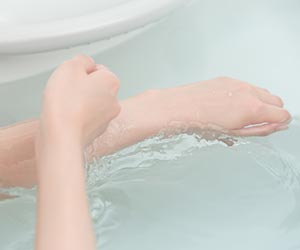 なめらかでやわらかな淡い乳白のお湯