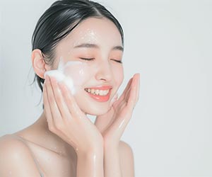 4.洗顔フォームや石鹸をよく泡立ててやさしく顔を洗いましょう